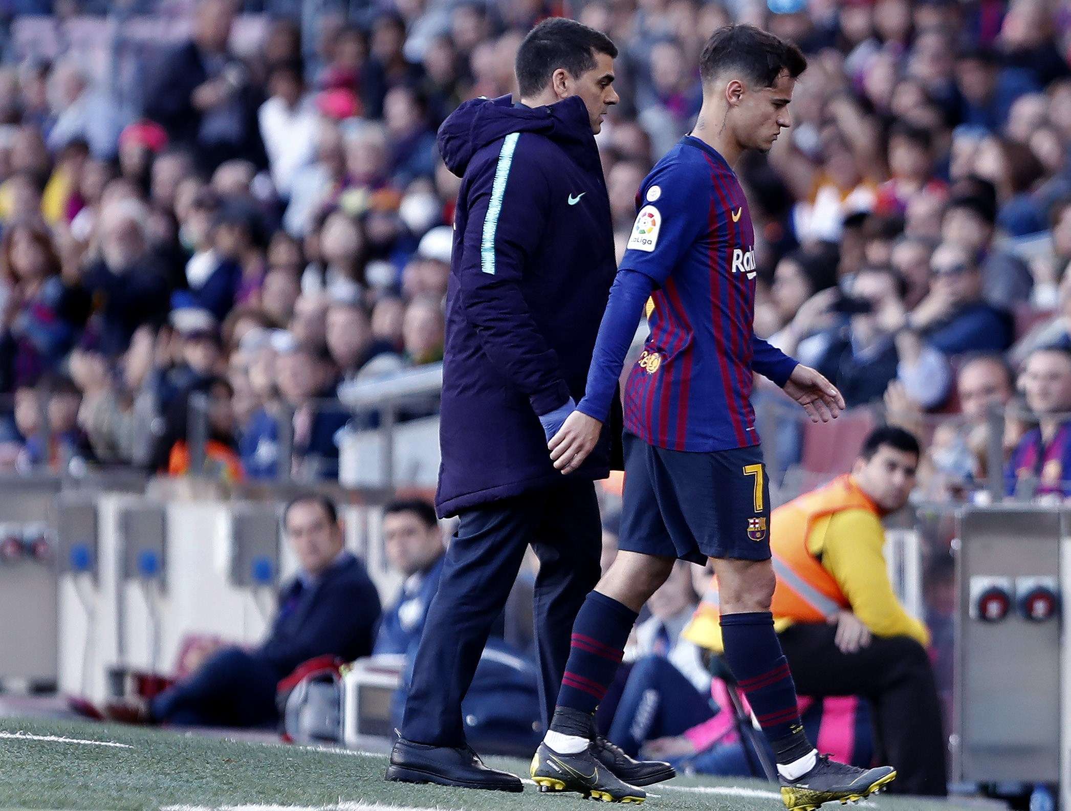 El centrocampista brasileño del FC Barcelona, Philipe Coutinho, se dirige hacia el banquillo, tras ser sustituido en la segunda parte, durante el partido de Liga jugado esta tarde frente al Getafe CF.- EFE