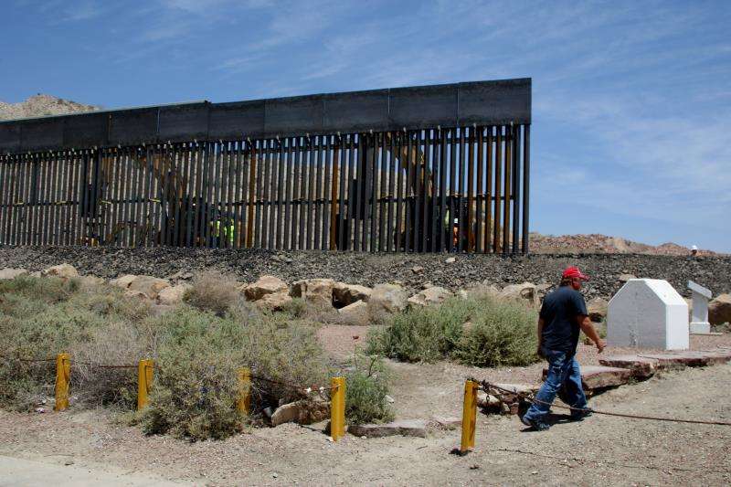  Construcción del muro privado fronterizo. 