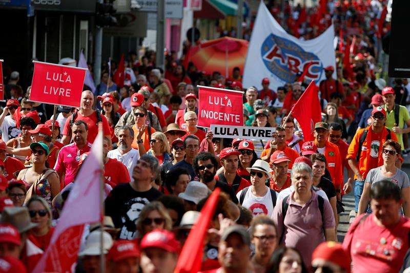 Manifestantes piden la libertad para el expresidente Lula Da Silva. Foto/EFE.