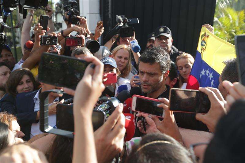 López declarando ante periodistas afuera de la casa del embajador de España en Caracas.
