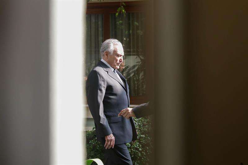 El expresidente de Brasil Michel Temer sale de su casa para regresar a prisión, este jueves en Sao Paulo (Brasil). 