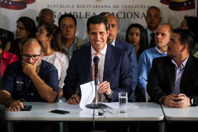El presidente de la Asamblea Nacional de Venezuela, Juan Guaidó, ofrece una rueda de prensa este jueves en la sede del partido político Voluntad Popular, en Caracas (Venezuela).