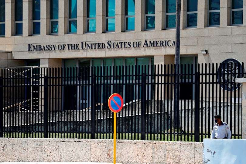 Vista exterior de la Embajada de Estados Unidos hoy, en La Habana (Cuba). EFE