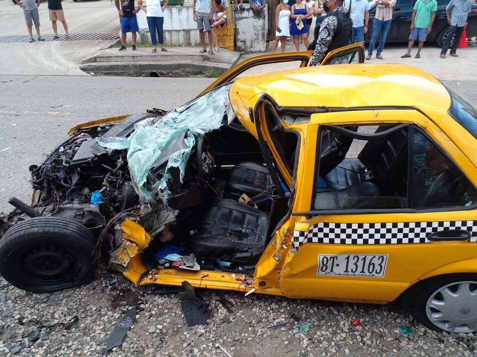 El taxi en el que se transportaban los heridos quedó destruido.