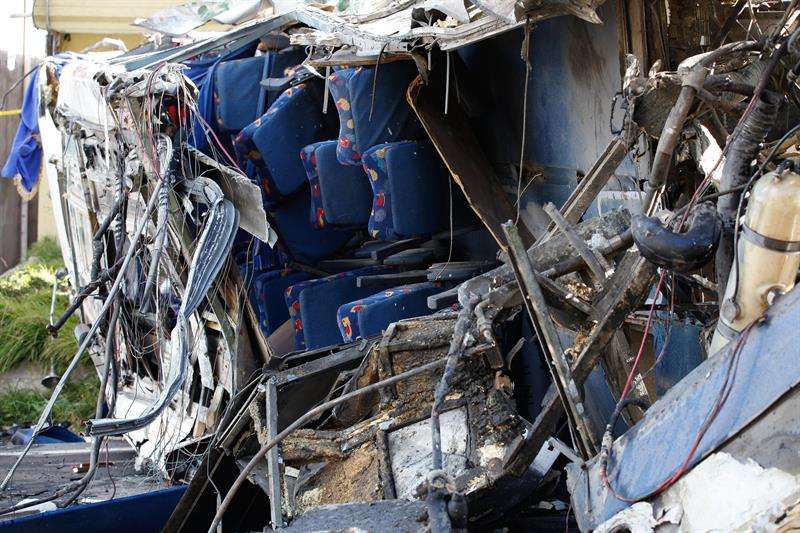 Cuerpos de emergencia trabajan en el lugar del accidente de un autobús de pasajeros hoy, 14 de agosto de 2018, en la carretera andina que une Quito con la zona de Papallacta en Palugo (Ecuador). EFE