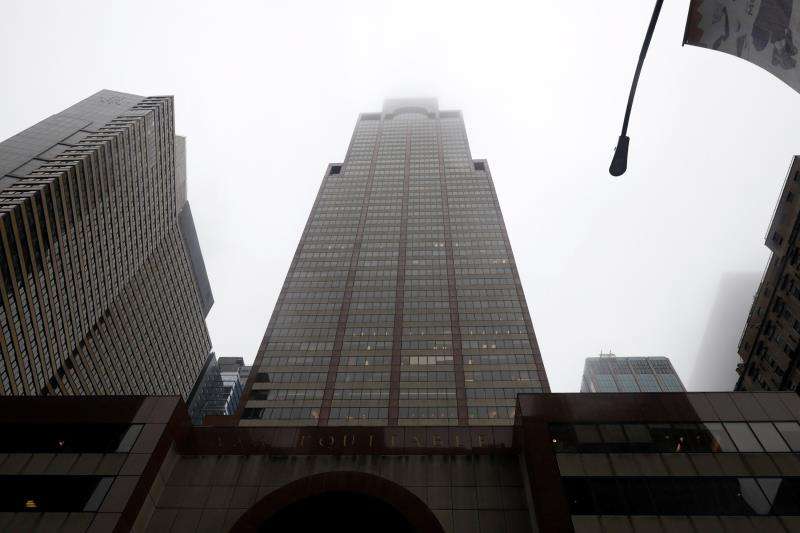Vista del edificio con el que un helicóptero se estrelló, el pasado lunes, en el centro de Manhattan, Nueva York, (EE.UU.). EFE