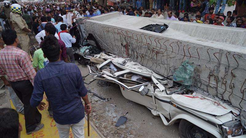 Vista de varios vehículos destrozados tras el colapso de un puente en construcción en Varanasi (India) hoy. EFE