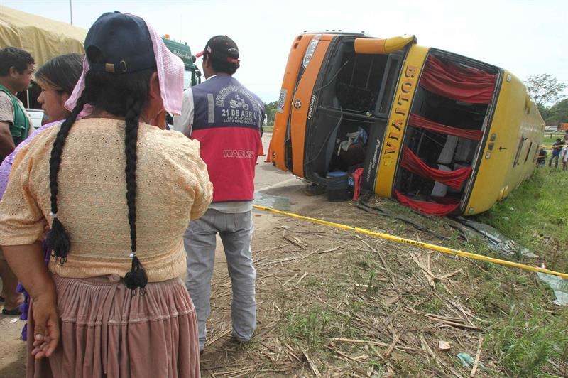 Los accidentes en las carreteras bolivianas causan cada año una media de 1.000 muertos y unos 40.000 heridos, según datos oficiales. En la imagen el registro de otro accidente de tránsito en carreteras bolivianas. EFE/Archivo