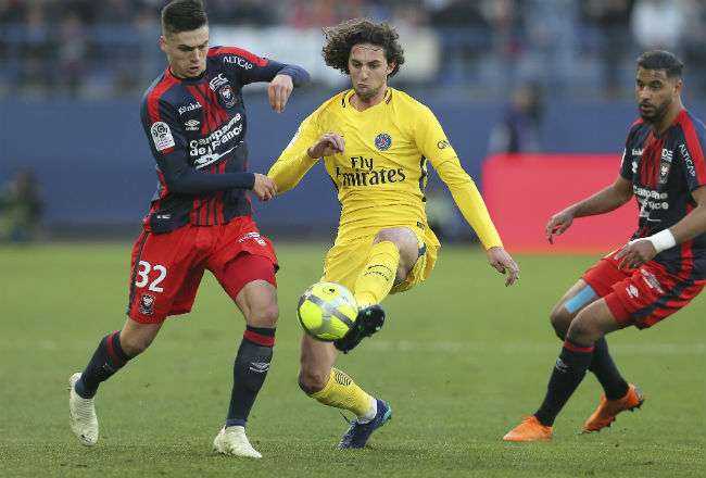 El centrocampista del París Saint Germain (PSG) Adrien Rabiot (amarillo). Foto: AP