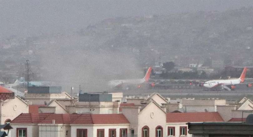 Humo de la explosión frente al aeropuerto internacional Hamid Karzai, en Kabul, Afganistán. EFE 