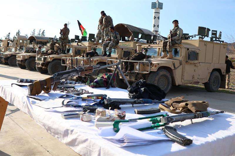Varios soldados hacen guardia junto a cadáveres de supuestos militantes talibanes abatidos durante una operación militar, este jueves en Herat (Afganistán). EFE