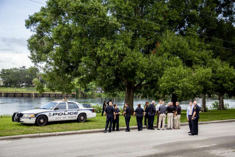  Los equipos de buceo del Departamento de Bomberos de Tampa recuperaron el cuerpo del niña que luego fue declarada muerta en el hospital. AP