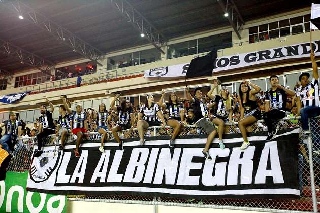 La Albinegra se hizo presente en el estadio Rommel Fernández. Fotos Anayansi Gamez