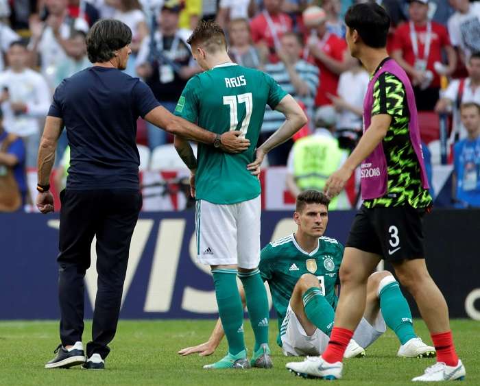 Joachim Löw (i) consuela al delantero alemán Marco Reus después de su derrota por 2-0./EFE