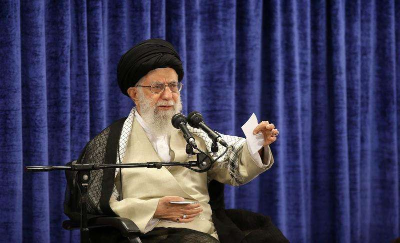 Fotografía cedida por la oficina del líder supremo de Irán, lo muestra al líder Ali Jameneí durante una ceremonia este martes, en Teherán (Irán). EFE