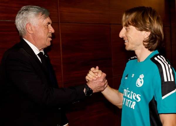 El técnico Carlo Ancelotti saluda a Luka Modrić en el hotel de concentración del Real Madrid en Londres. @realmadrid