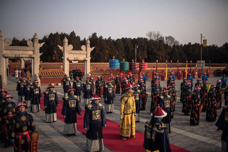 Artistas actúan, este martes, en el parque Ditan con motivo del Año Nuevo Lunar en Pekín (China). EFE