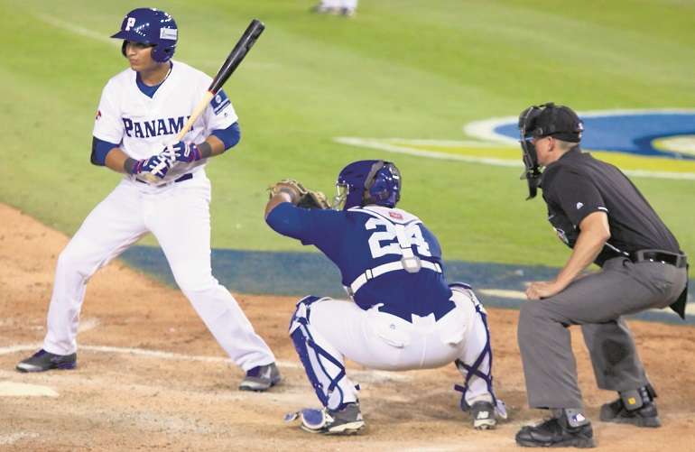 Anthony Amaya, en la caja de bateo, con la selección de Panamá.