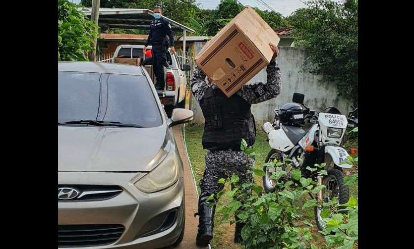 Los estafadores adquirían mercancías varias y pagaban con cheques sin fondo.