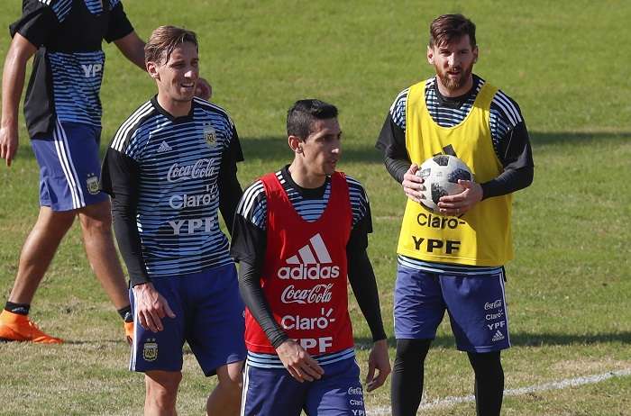 Los jugadores de la selección Argentina de fútbol Lucas Biglia (i), Ángel Di María (c) y Lionel Messi (d)./EFE