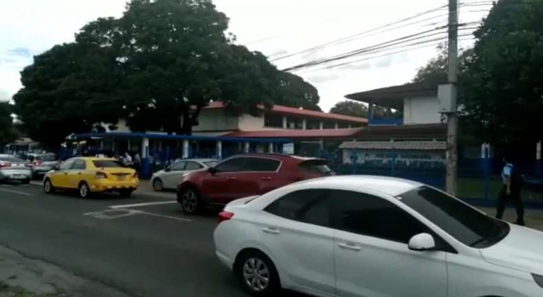 Por precaución, las autoridades del Colegio Ángel María Herrera evacuaron a los estudiantes.