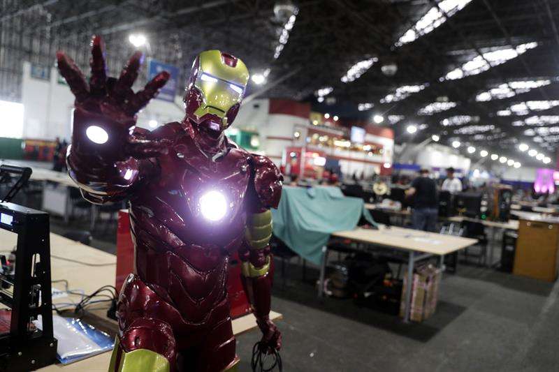 &quot;Iron man&quot;, personaje de Marvel Comics, exhibido durante el inicio de la Campus Party de Sao Paulo (Brasil). EFE