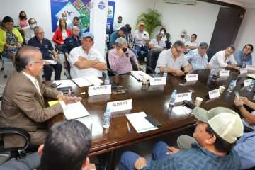 El ministro de Desarrollo Agropecuario; Augusto Valderrama, y miembros de la Cadena Agroalimentaria de Arroz.
