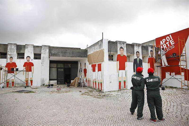Exreclusos que participan en el proyecto artístico &quot;El arte apoya a la selección&quot; en 2012, observan un mural con las imágenes de los jugadores portugueses en Obidos (Portugal). Foto EFE