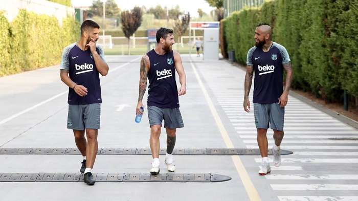 Arturo Vidal en su primer entrenamiento junto a sus nuevos compañeros, Messi y Suarez./@FCBarcelona_es