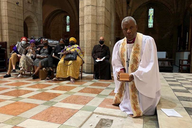 El arzobispo Thabo Makgoba deposita las cenizas del arzobispo emérito Desmond Tutu en el altar mayor de la catedral de San Jorge, en Ciudad del Cabo (suroeste de Sudáfrica). EFE