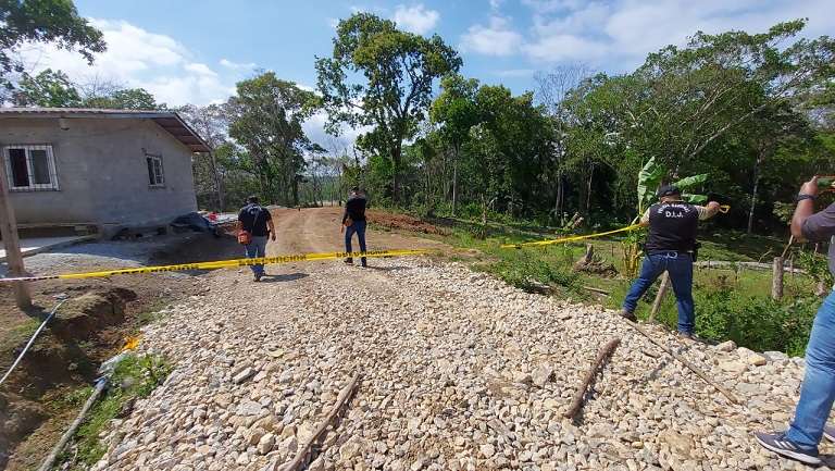 Vista general de la entrada de la finca en donde ocurrió el crimen.