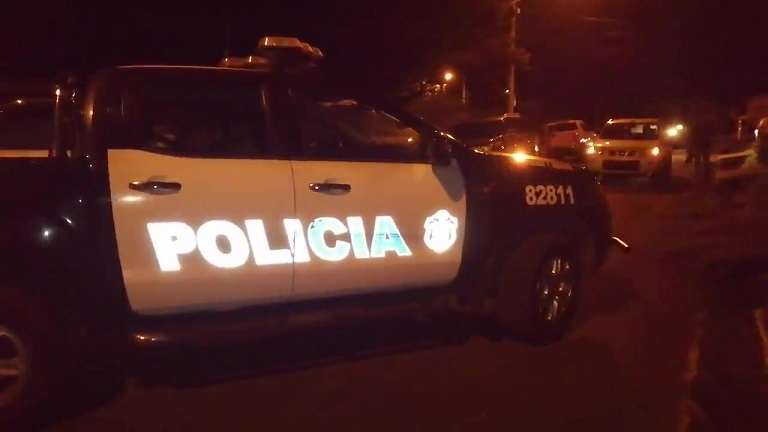 El cuerpo de la víctima fue encontrado en el portal de una residencia, la cual mantenía sus puertas cerradas.