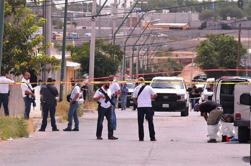 Policías ministeriales resguardan zona donde fueron asesinadas once personas hoy, viernes 3 de agosto de 2018, en Ciudad Juárez, Chihuahua (México). Once personas fueron asesinadas hoy a tiros en una vivienda de Ciudad Juárez, en el norte de México. EFE