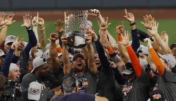 Jugadores de los Astros de Houston levantan el trofeo de campeones de la Serie Mundial de Béisbol. Foto: AP