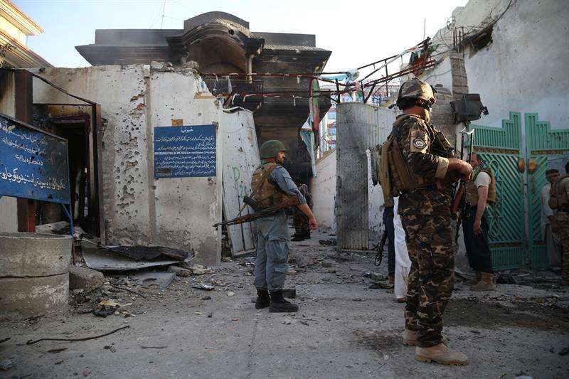 Varios oficiales de seguridad montan guardia en la escena del ataque a la sede provincial del Ministerio afgano de Refugiados en la ciudad de Jalalabad (Afganistán). EFE