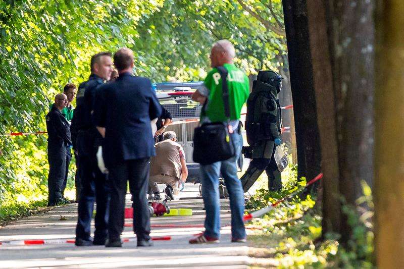 Efectivos de cuerpos de seguridad trabajan en el lugar donde doce personas resultaron heridas, dos de ellas de gravedad, en un ataque cometido por un hombre armado con un cuchillo en un autobús urbano, en la ciudad alemana de Lübeck. EFE
