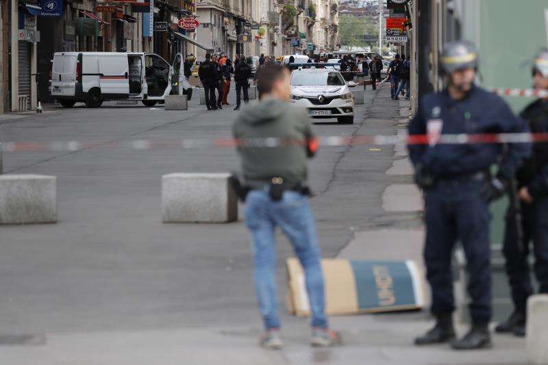 Agentes de la Policía francesa vigilan el perímetro de desplegado tras la localización de una mochila bomba el pasado viernes en Lyon. EFE