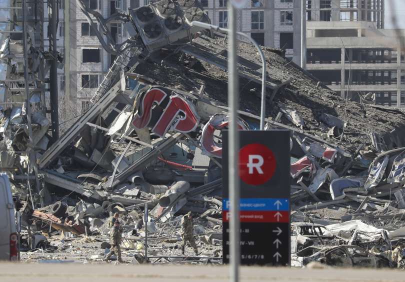 Una vista general del centro comercial dañado que fue blanco de un ataque ruso en Kiev, Ucrania. EFE