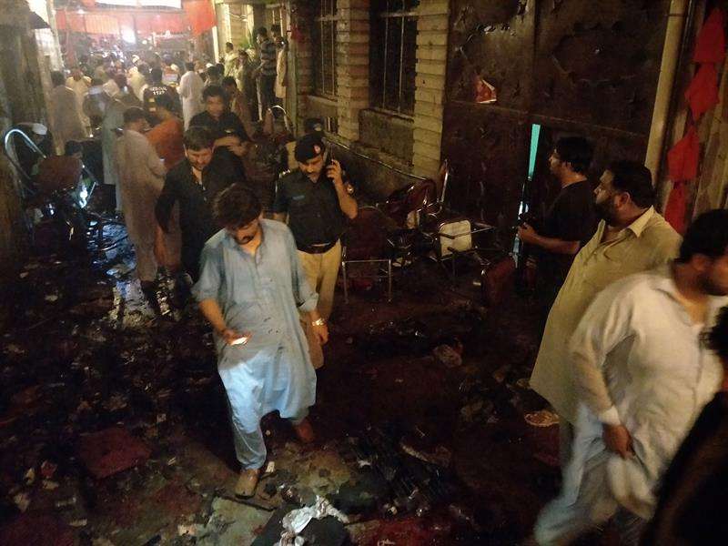 Funcionarios de seguridad inspeccionan el lugar de una explosión que tenía como objetivo un acto de campaña electoral del Partido Nacional Awami, hoy, martes 10 de julio de 2018, en Peshawar (Pakistán). EFE