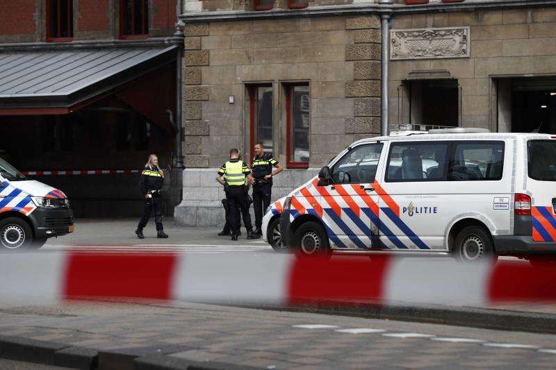 Varios policías montan guardia en la Estación Central de trenes en Amsterdam, Holanda, hoy, 31 de agosto de 2018. EFE