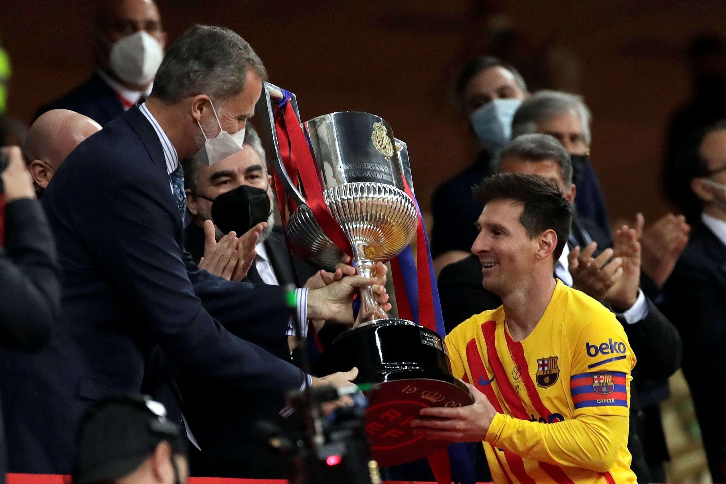  Messi (d) recibe la Copa de manos del rey Felipe VI. /Foto: EFE