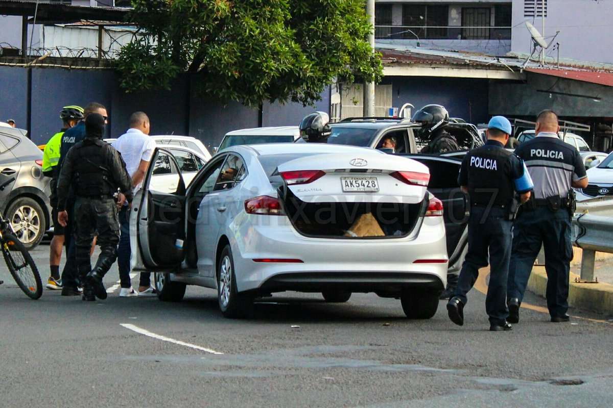 Vista general del momento de la aprehensión del conductor ebrio que atropello a una joven en la Cinta Costera III. Foto:  @edwinxavierjf