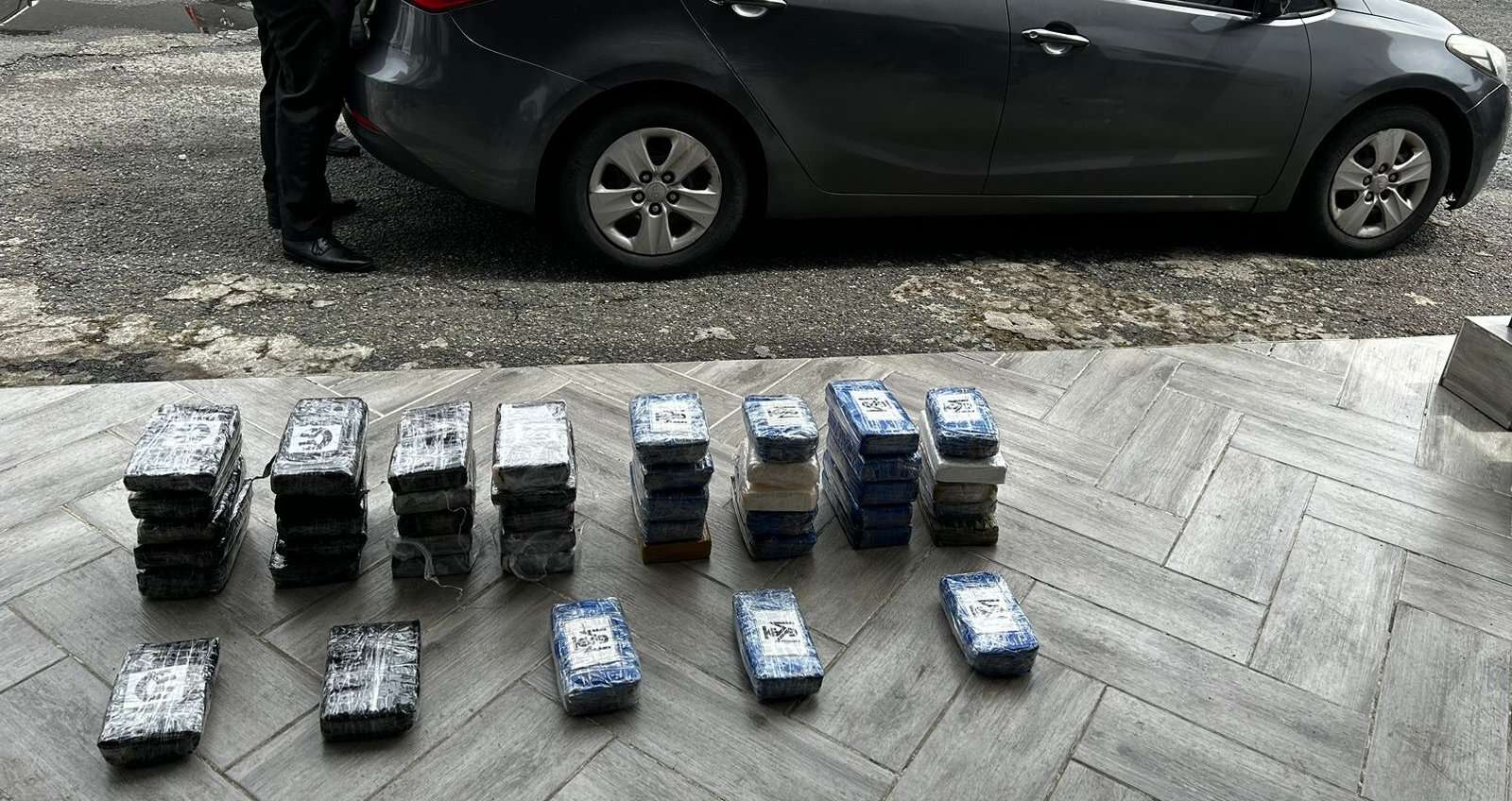 Se contabilizaron 45 paquetes de droga en el maletero del auto.