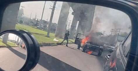 Escena del auto incendiado.  (Foto: Tráfico Panamá)