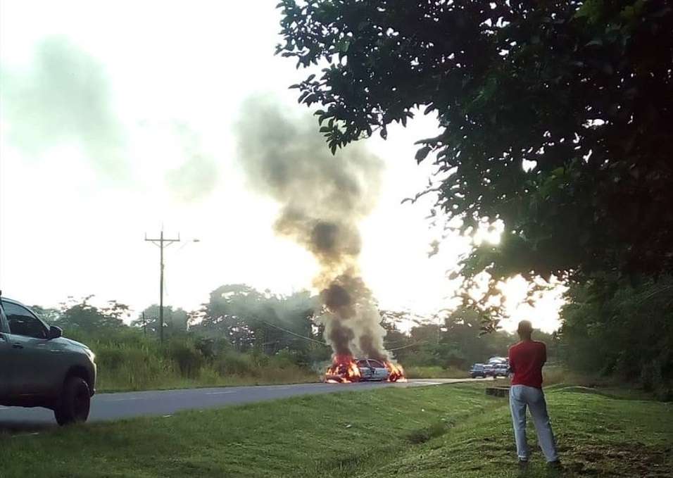 Vista general del instante en el que el vehículo ardía. Foto: @TraficoCPanama