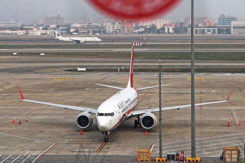 Vista de un avión de pasajeros Boeing 737 Max 8 en el aeropuerto de Shangai, China, ayer lunes. EFE