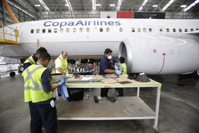 Personal da mantenimiento al interior de la turbina de un Boeing 737, este miércoles en el Aeropuerto Internacional de Tocumen en Ciudad de Panamá (Panamá). EFE