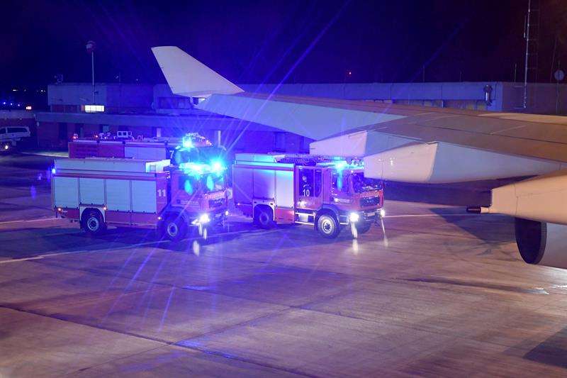 Vehículos de bomberos son vistos desde el interior del Airbus &#039;Konrad Adenauer&#039; en el que viajaba hoy la canciller alemana Angela Merkel rumbo a Argentina. EFE