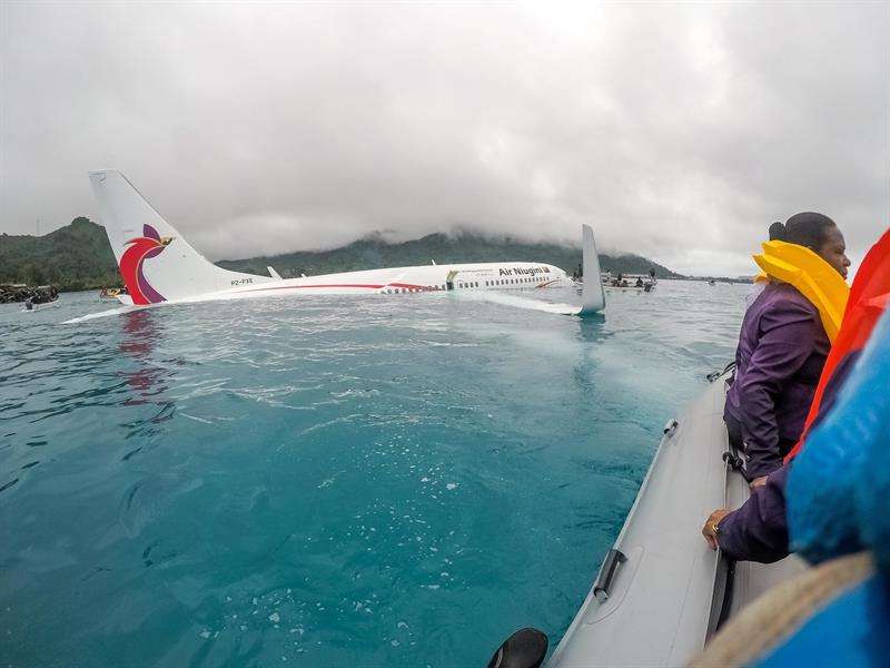 Marines de la Armada de Estados Unidos ayudan a las autoridades locales en las tareas de rescate de los pasajeros de un avión de la compañía papuana Air Niugini, que finalizó en una laguna costera de una isla de Micronesia. EFE