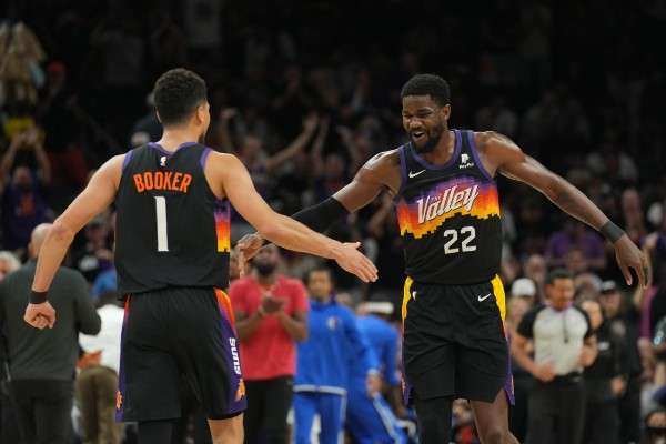  Deandre Ayton (der.) y Devin Booker lideraron el ataque de los Suns. Foto: AP